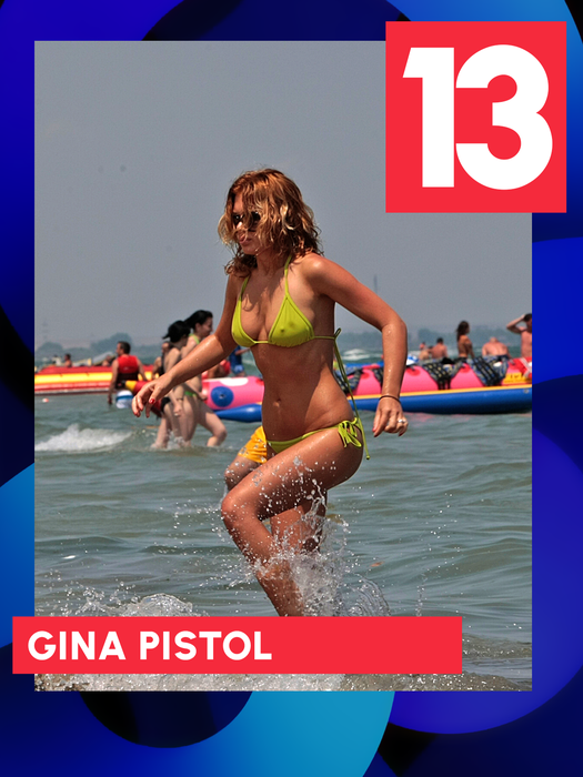 ATENŢIE! Intră în acţiune TOP 30 de vedete care au scăpat rapid de haine şi… Inna, Antonia sau Delia au fugit din calea valurilor pe nisipul fierbinte! Graba strică treaba, dar nu şi în cazul lor!