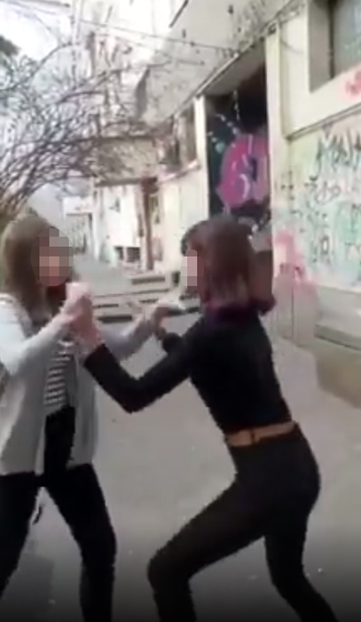 Fetele s-au încăierat pe stradă