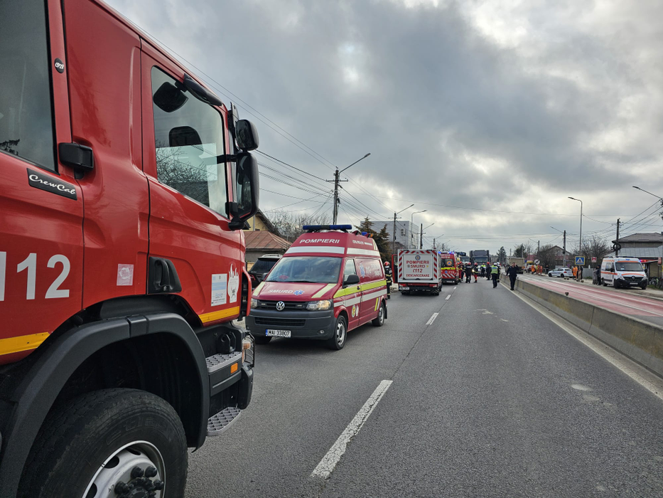 Dramă în Dâmbovița. S-a activat Planul Roșu de intervenție, după ce un microbuz școlar s-a ciocnit cu un tir/foto: ISU