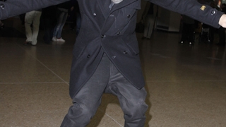 Justin Bieber s-a dat cu skateboardul prin aeroport
