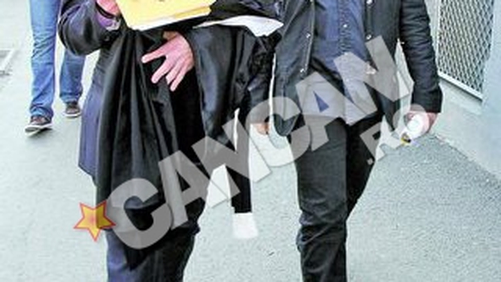 Fostul solist de la Bosquito, de nerecunoscut la proces. Radu Almasan a divortat de un barbat!