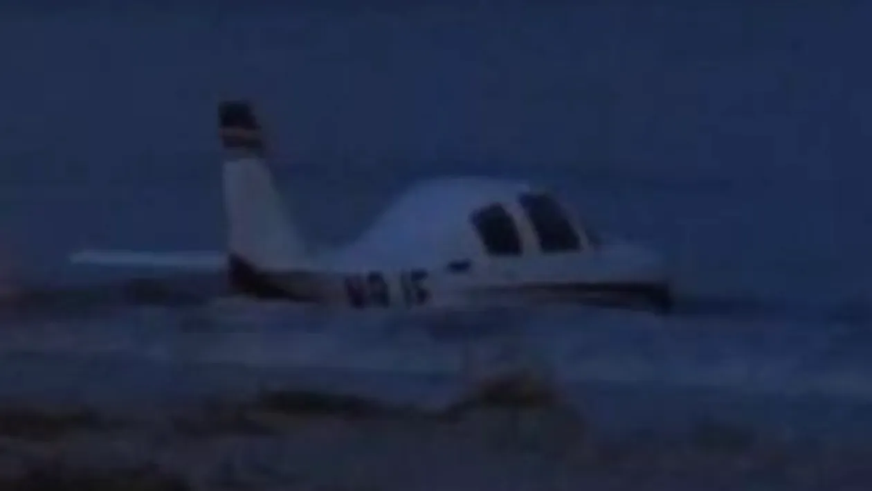 VIDEO A murit lovit de un avion in timp ce facea jogging pe plaja!