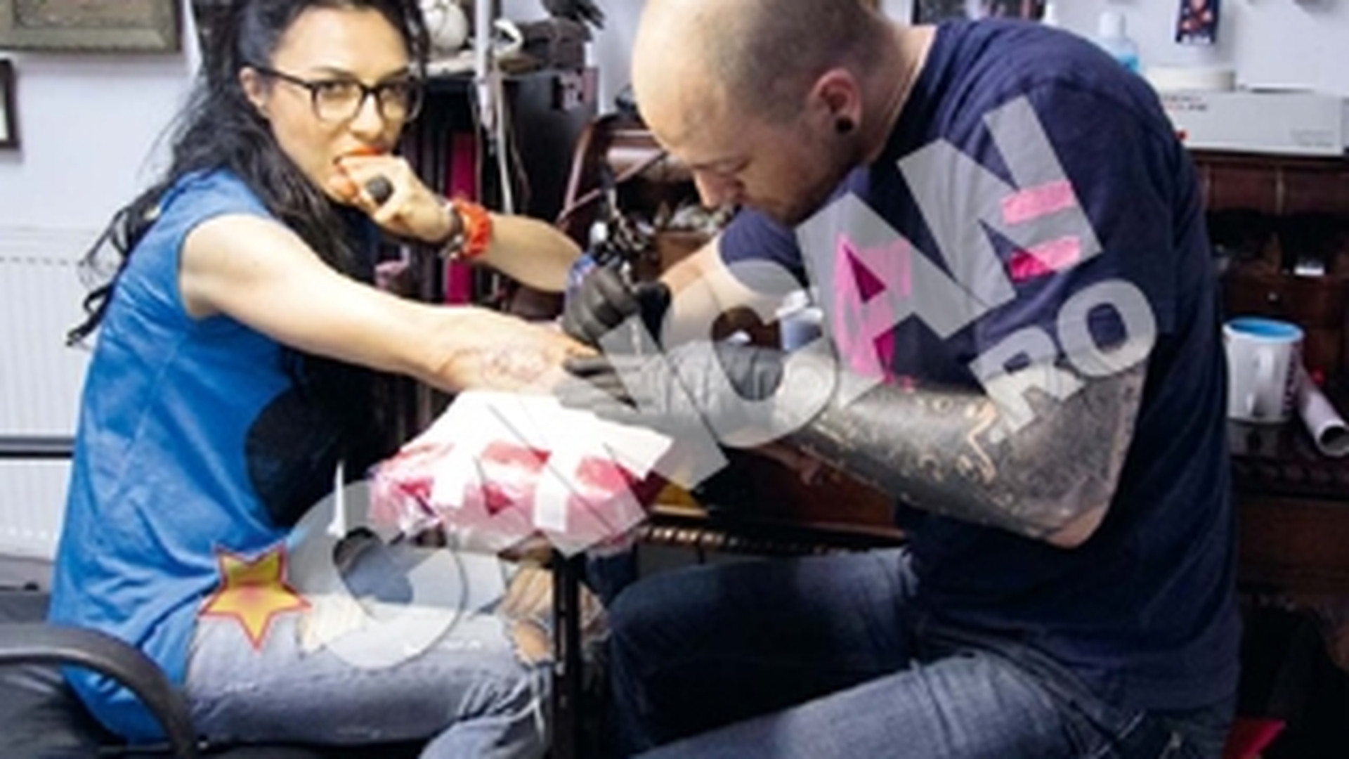 A rezistat eroic patru ore pentru un tatuaj.  DJ Wanda si-a facut semnul de la The Rolling Stones