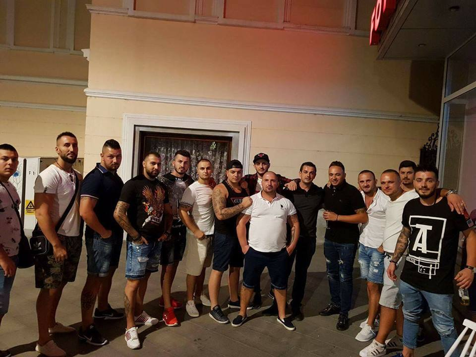Iustin Covei (centru) şi prietenii săi