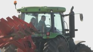 Nea Raţă, avere impresionantă din agricultură! Celebrul fermier a dezvăluit câţi bani a dat pe un tractor