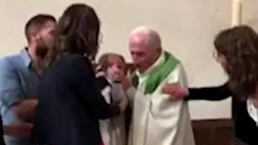 VIDEO | Un preot a lovit un bebeluș în timpul unei ceremonii de botez, pentru a-l opri din plâns
