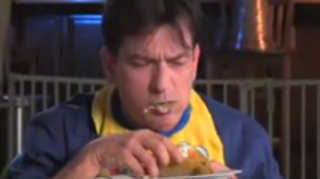 VIDEO Charlie Sheen se "face de ras" intr-un video-interviu "needitat"