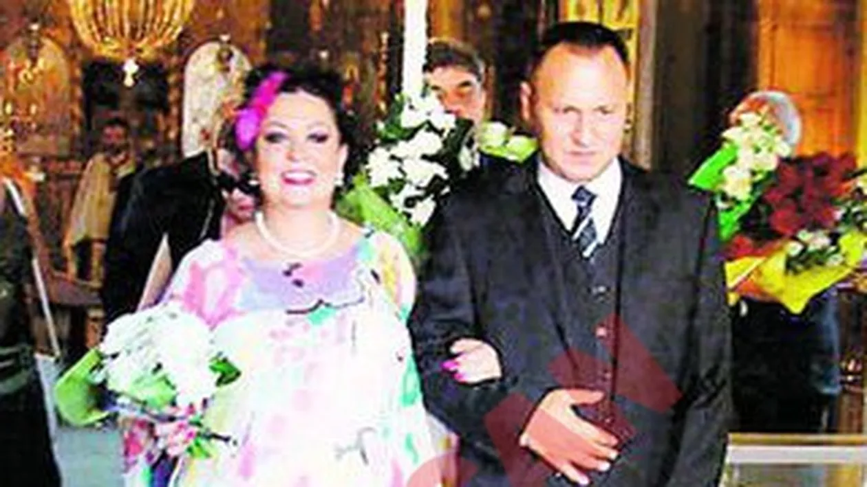 Monica Anghel, presata sa zica Da: Accepta si tu, ca stau in genunchiul care ma doare