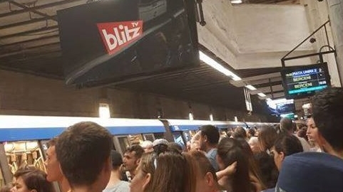 Panică în Unirii! O persoană a dat cu spray lacrimogen în metrou