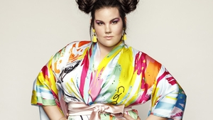 Favorita de la Eurovision, reprezentanta Israelului, a căzut pe scări după ce a cântat în semifinală