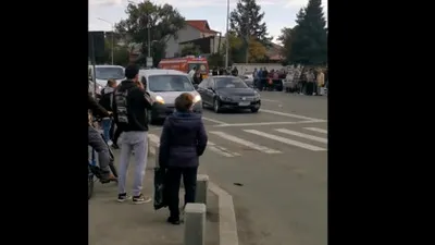 VIDEO Accident mortal în București. O femeie și copilul ei, loviți de o mașină pe trecerea de pietoni. Mama a murit