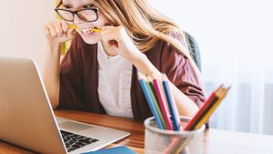 O femeie a reușit să aibă 16 joburi în același timp şi să nu lucreze nici măcar o zi. Cum a fost posibil așa ceva