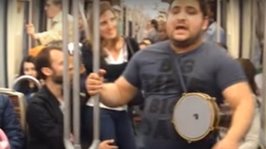 Video viral! Doi romi au cântat în metroul de la Paris melodii celebre ale unor trupe de hip-hop românești. Ce reacție au avut pasagerii