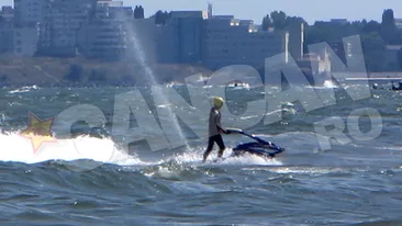 A potolit valurile cu ski-jetul, dar s-a apropiat periculos de mult de turisti! Vezi cum s-a incheiat aventura lui Mazare