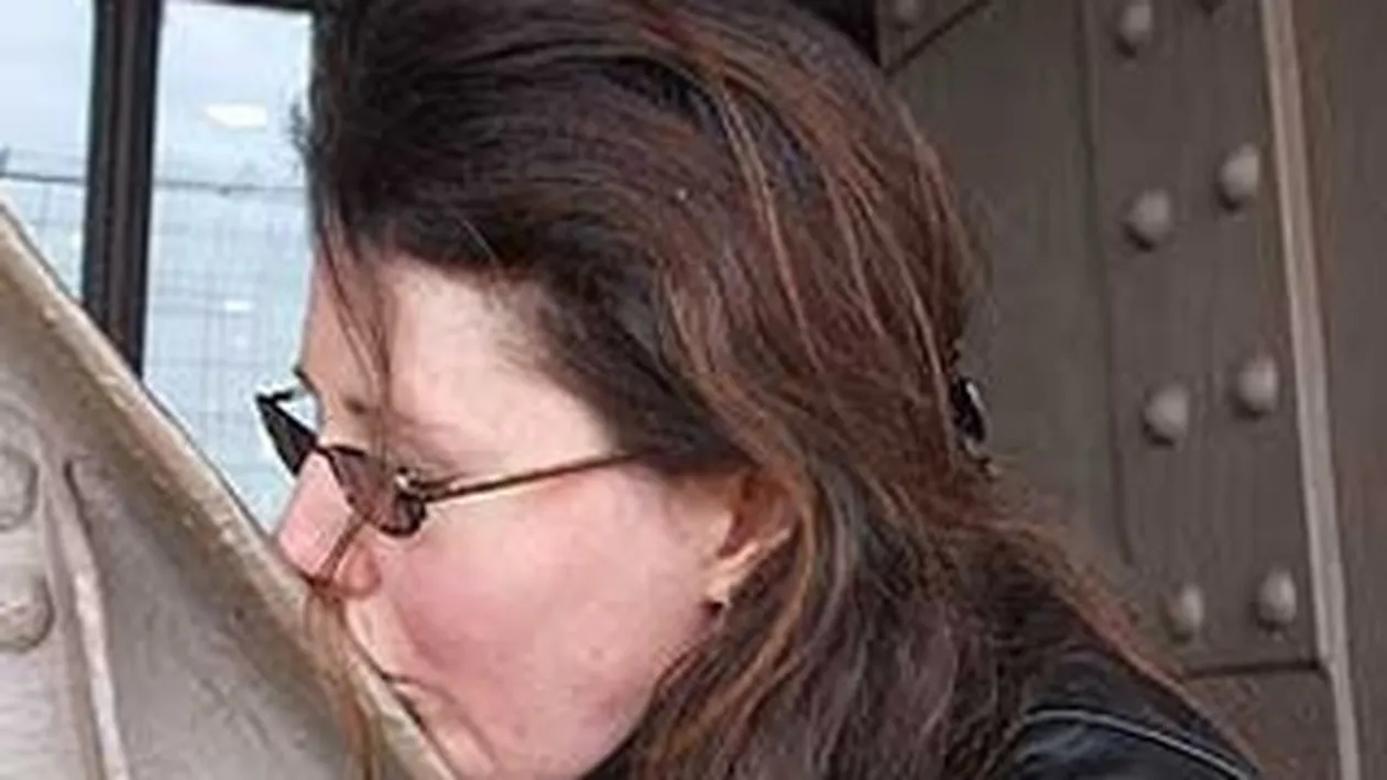 O femeie s-a casatorit cu Turnul Eiffel!