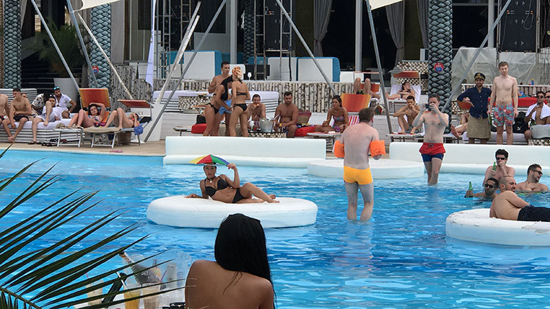 Player Club Bucharest deţine o piscină de lux