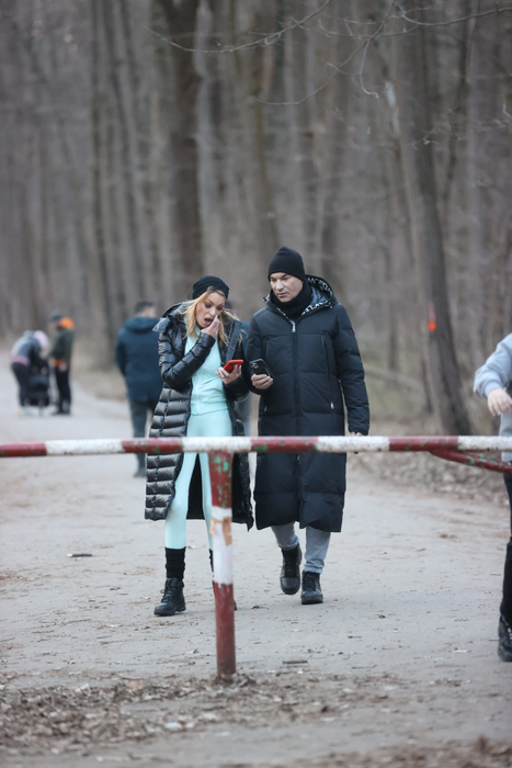 Cristi Borcea îi explică ceva Valentinei Pelinel (Foto: CANCAN.RO)