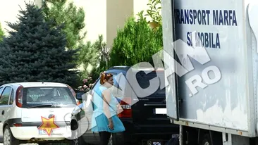 Trista ca a parasit vila din Pipera! Oana Roman si-a transportat salteaua XXL cu un camion XXX si si-a carat sarsanalele la bloc