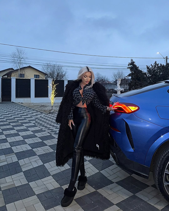 BMW-ul pe care-l conduce acum Loredana Chivu ar putea fi executat silit (Foto: Instagram)