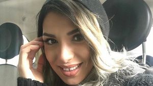 O mai ştii pe Sorana de la A.S.I.A? A renunţat la părul blond şi s-a vopsit verde-albastru