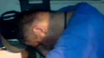 Video ametitor! Un agent de paza, prins mort de beat in post de seful lui: Ba, ce faci aici?! Iesi afara si stai intr-un picior - Replica alcoolistului e de geniu. N-ai cum sa nu-i dai mare Like