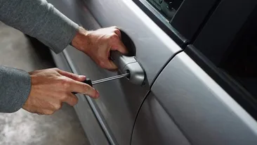 A găzduit un prieten peste noapte, dar s-a ales cu mașina furată. Unde l-au găsit oamenii legii pe hoț