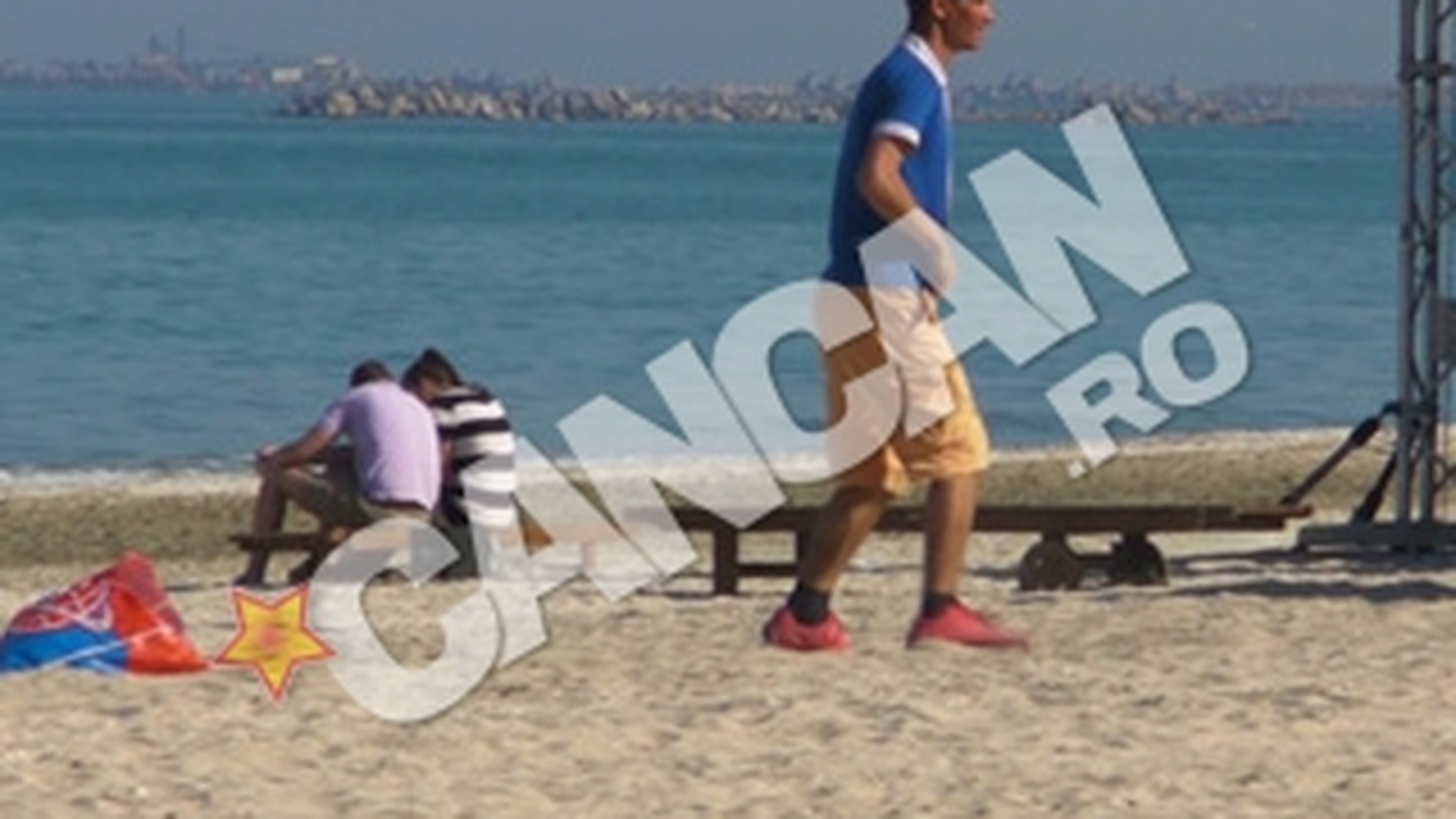VIDEO Dementul litoralului 2012! El este omul cu care toti si-ar fi facut poze pentru Facebook la mare - Un nebun cu acte danseaza Lambada singur pe plaja