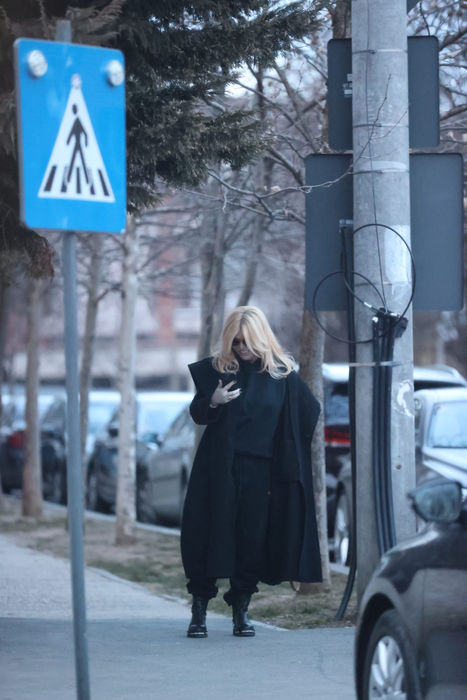 Loredana Groza e îmbrăcată din cap până în picioare în haine de brand