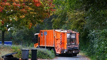 De-a râsu'-plânsu'! Pățania prin care au trecut niște gunoieri din Vaslui, din cauza gropilor nesemnalizate