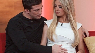 Insarcinata in cateva luni, iubita lui Alex Reid se teme ca o sa moara cand o sa nasca!