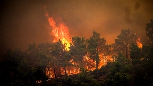 Românii trăiesc un calvar în Rodos, după ce zona a fost cuprinsă de incendii. Cod roşu emis de autorităţi