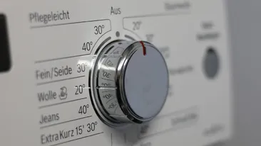 Dacă și tu spălai rufele la 40 de grade, ar trebui să încetezi să mai faci asta. Iată care este, de fapt, temperatura optimă și cu cât este redusă factura de curent