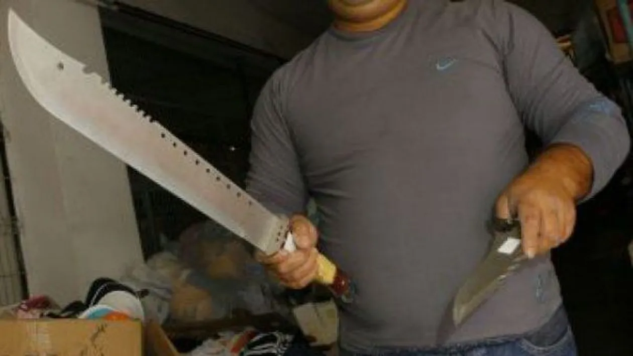 Caz incredibil în Craiova! Un tânăr a fost înjunghiat cu o sabie în apropiere de un club