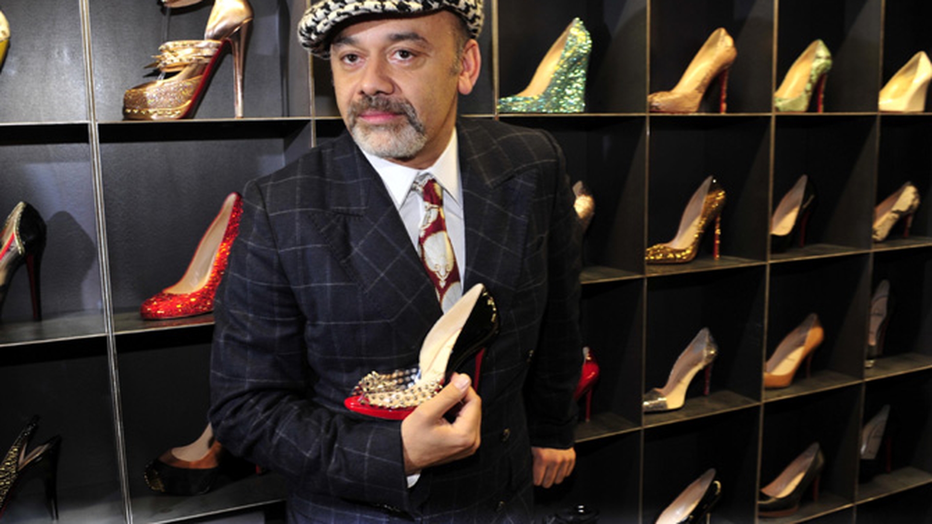 Povestea lui Christian Louboutin, barbatul pe care toate femeile vor sa-l "calce" in picioare! Si-a inceput cariera admirand picioarele dansatoarelor erotice