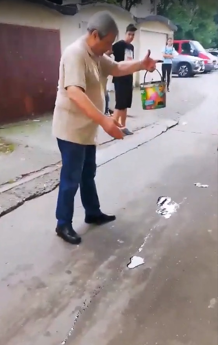 Așa ceva nu s-a mai văzut! Cum s-a răzbunat un pensionar din Bacău pe copiii gălăgioși din spatele blocului