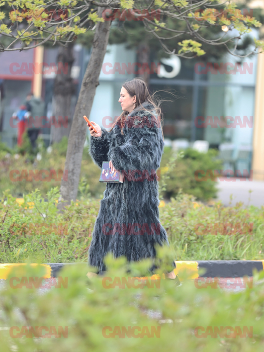 Adela Popescu a ieșit de la mall cu o carte în mână