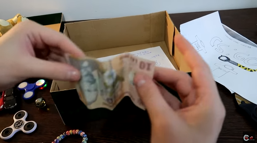 Vloggerul Alexandru Bălan a primit un colet de la un fan. Când l-a deschis a avut un şoc: ”Cred că e o sticlă cu…”