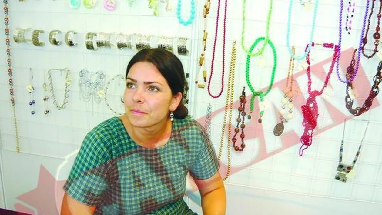 Dana Marijuana vinde bijuterii confectionate de ea