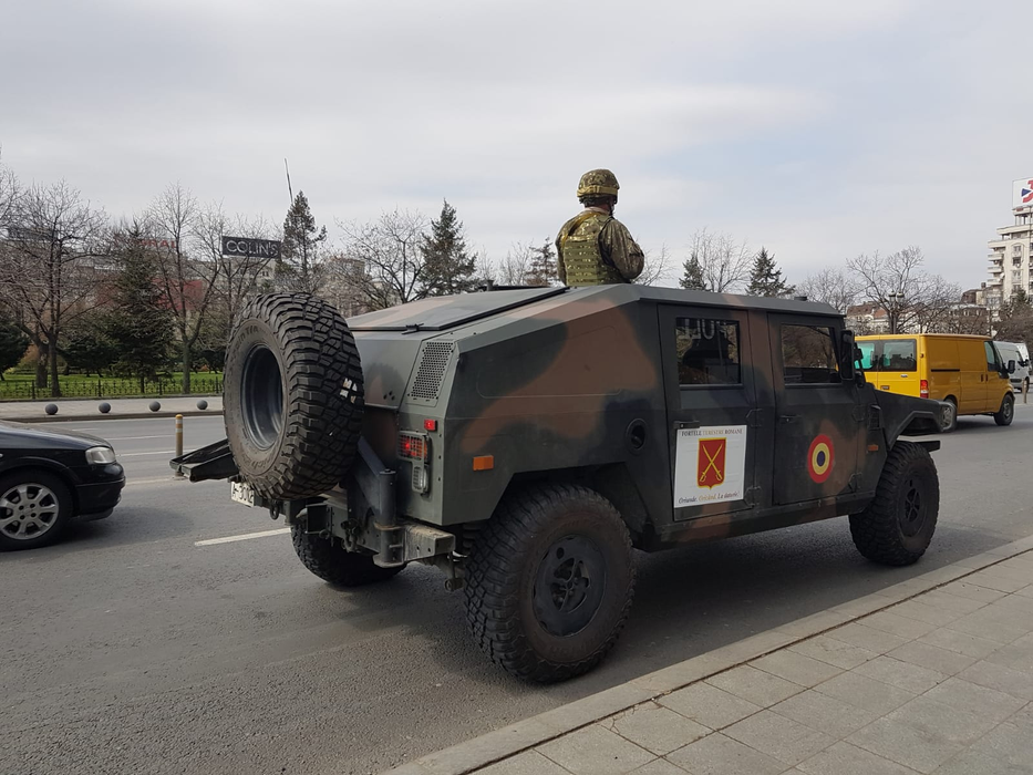UPDATE imagini LIVE cu armata română pe străzile din Bucureşti! Sute de şoferi, verificaţi la una dintre intrările în oraş
