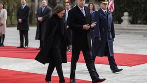 Moment amuzant la întâlnirea Kamalei Harris cu Klaus Iohannis. S-a pus în genunchi şi i-a uimit pe toţi