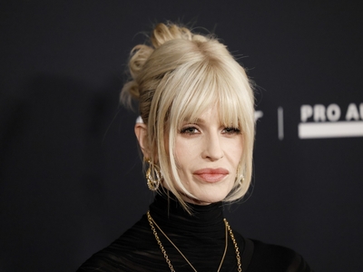 Kelly Osbourne dezvăluie de ce a început să poarte peruci după moartea tatălui său. „Nu știam că arătam așa, îmi puteai vedea fiecare os”