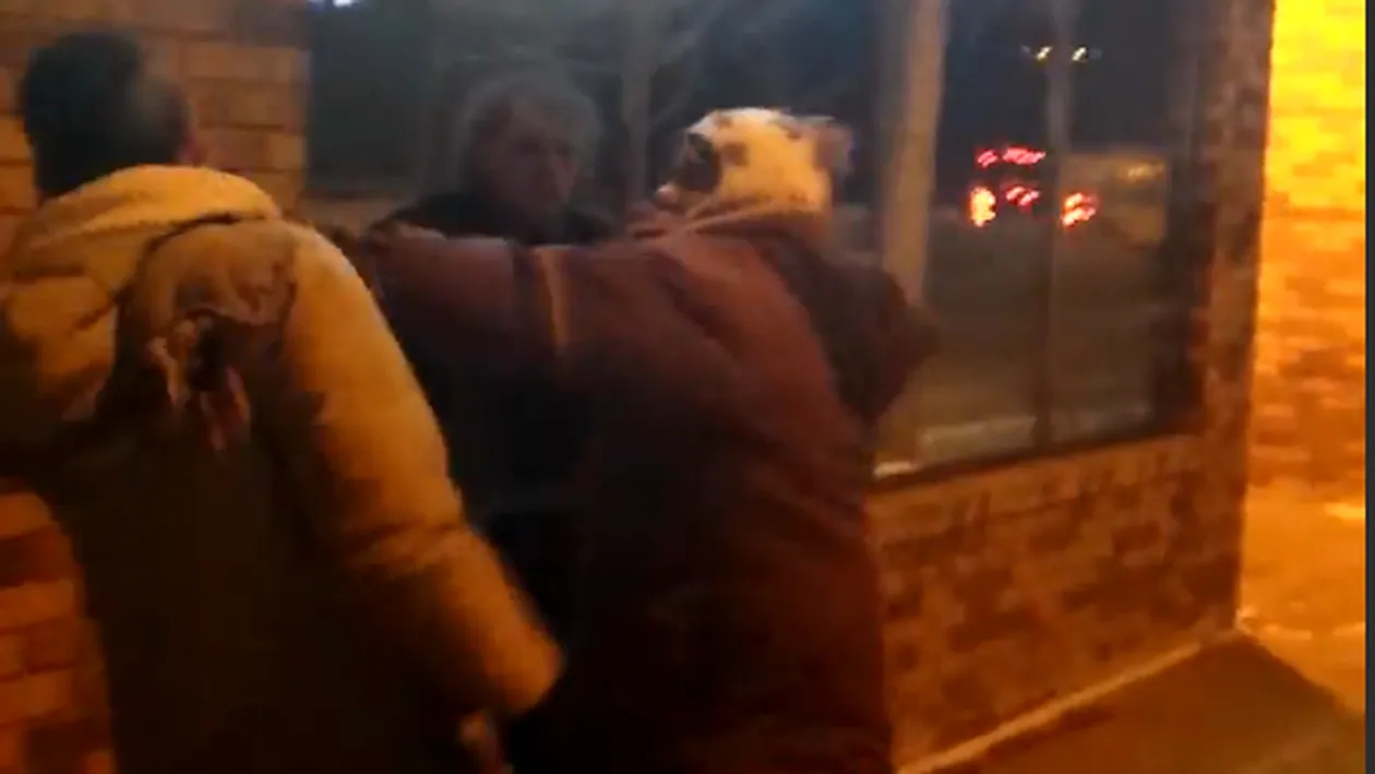 Video de senzatie! O femeie corpolenta isi bate barbatul cu pumnii si picioarele in plina strada