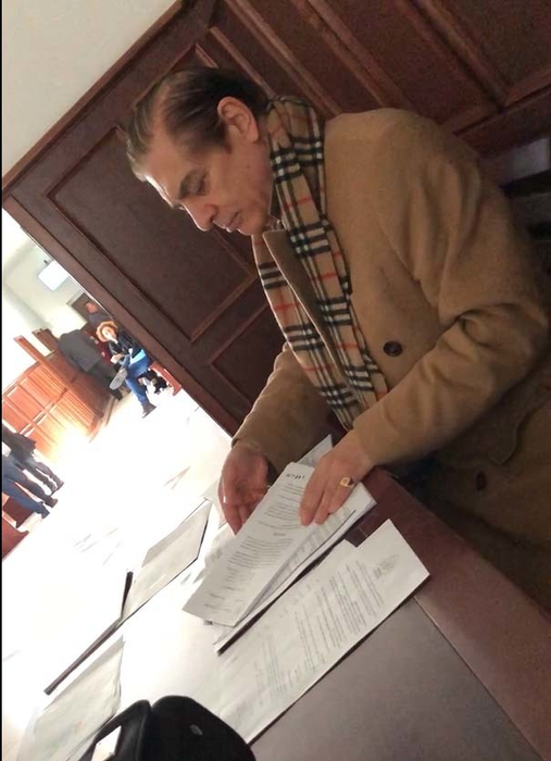 Prinţul Paul studiază actele din dosar
