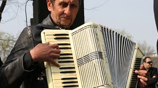 Un lautar roman terorizeaza englezii cu colinde cantate la acordeon