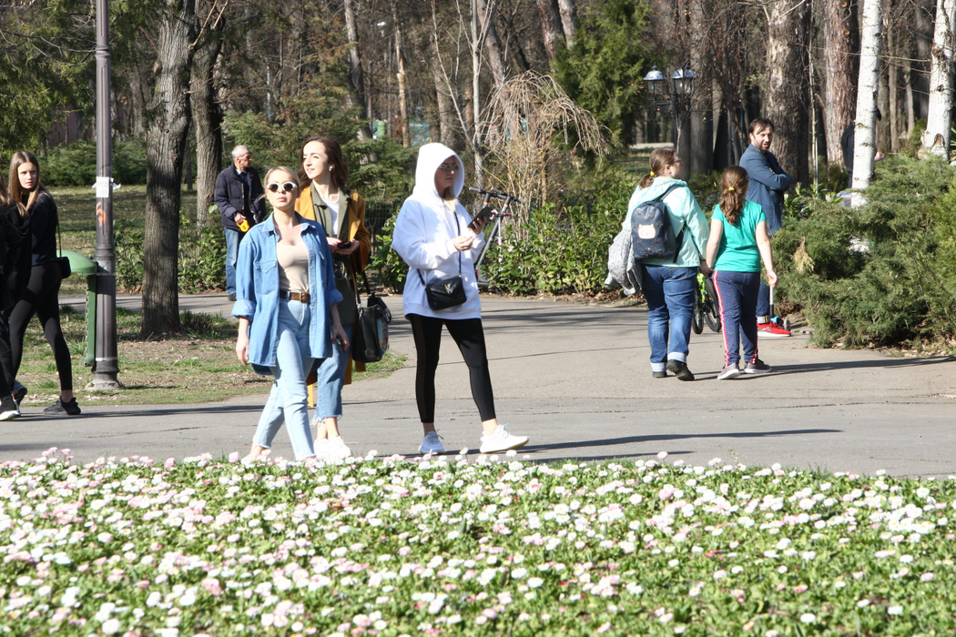 Alexandra Stan și două prietene ale ei au ieșit la o plimbare în parcul Herăstrău