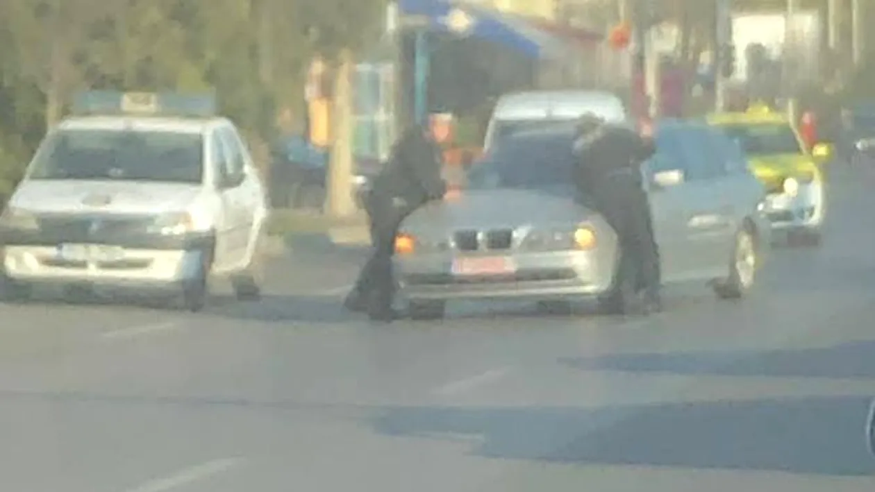 Scene incredibile la Iași. Un șofer de BMW a lovit cu mașina un polițist care voia să îl legitimeze