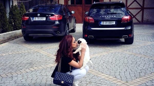 Bianca Dragusanu si-a sarutat cu foc catelusa! Vezi ce ventuza i-a tras