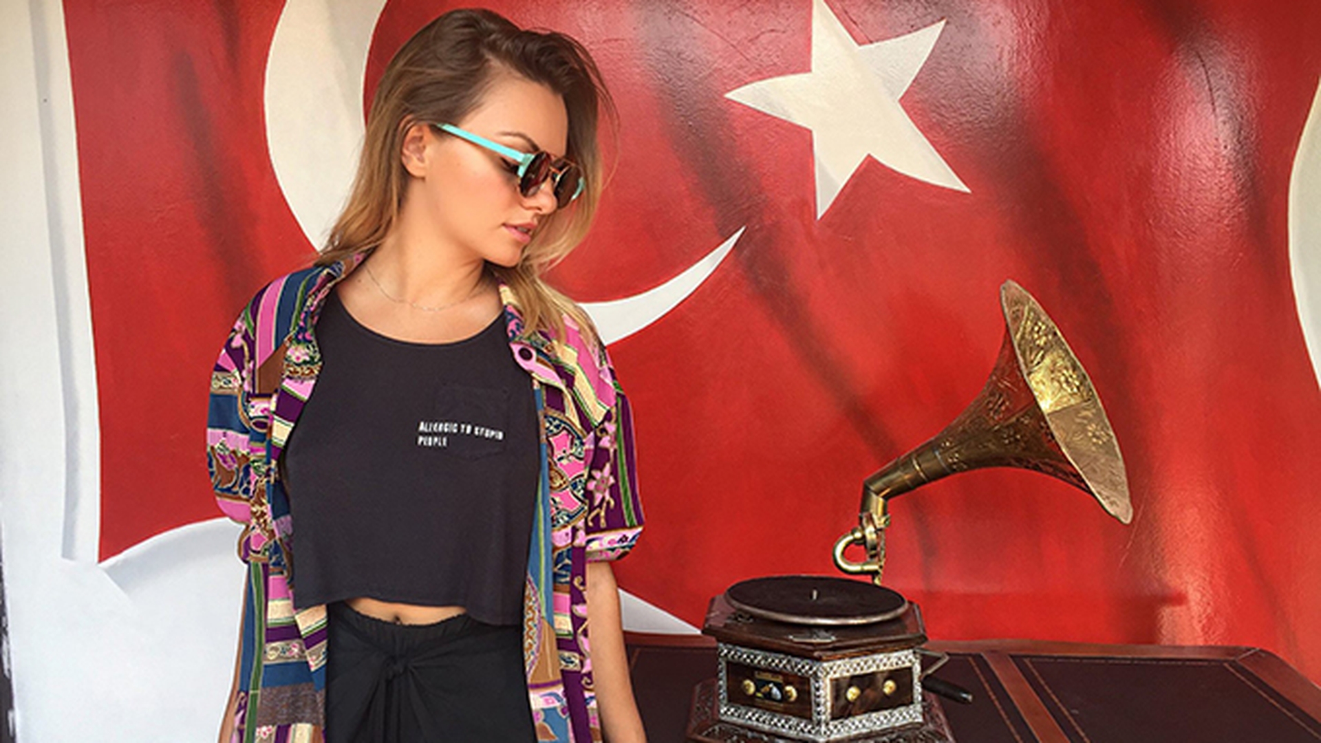 ALEXANDRA STAN s-a pozat în aeroport, dar toată lumea s-a uitat la ASTA! "Nu mă întrebaţi..."