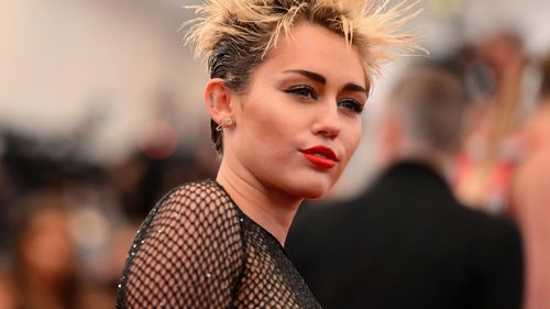 Miley Cyrus in cea mai obscena si grotesca fotografie! Pe cine a sarutat cu foc cantareata