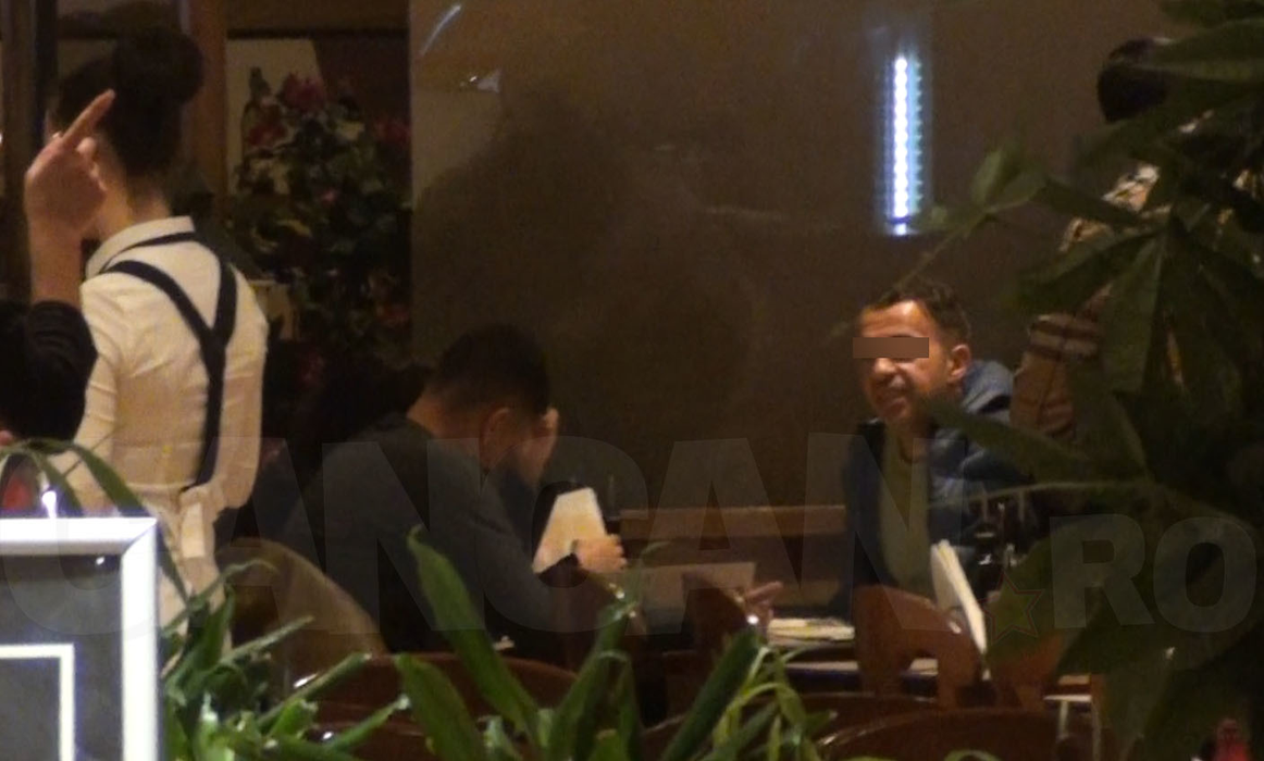 Rivaldinho şi soţia lui Gabriela au luat masa la mall cu doi prieteni